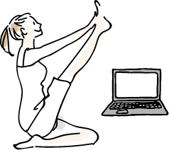自宅のパソコンでヨガを楽しむ女性